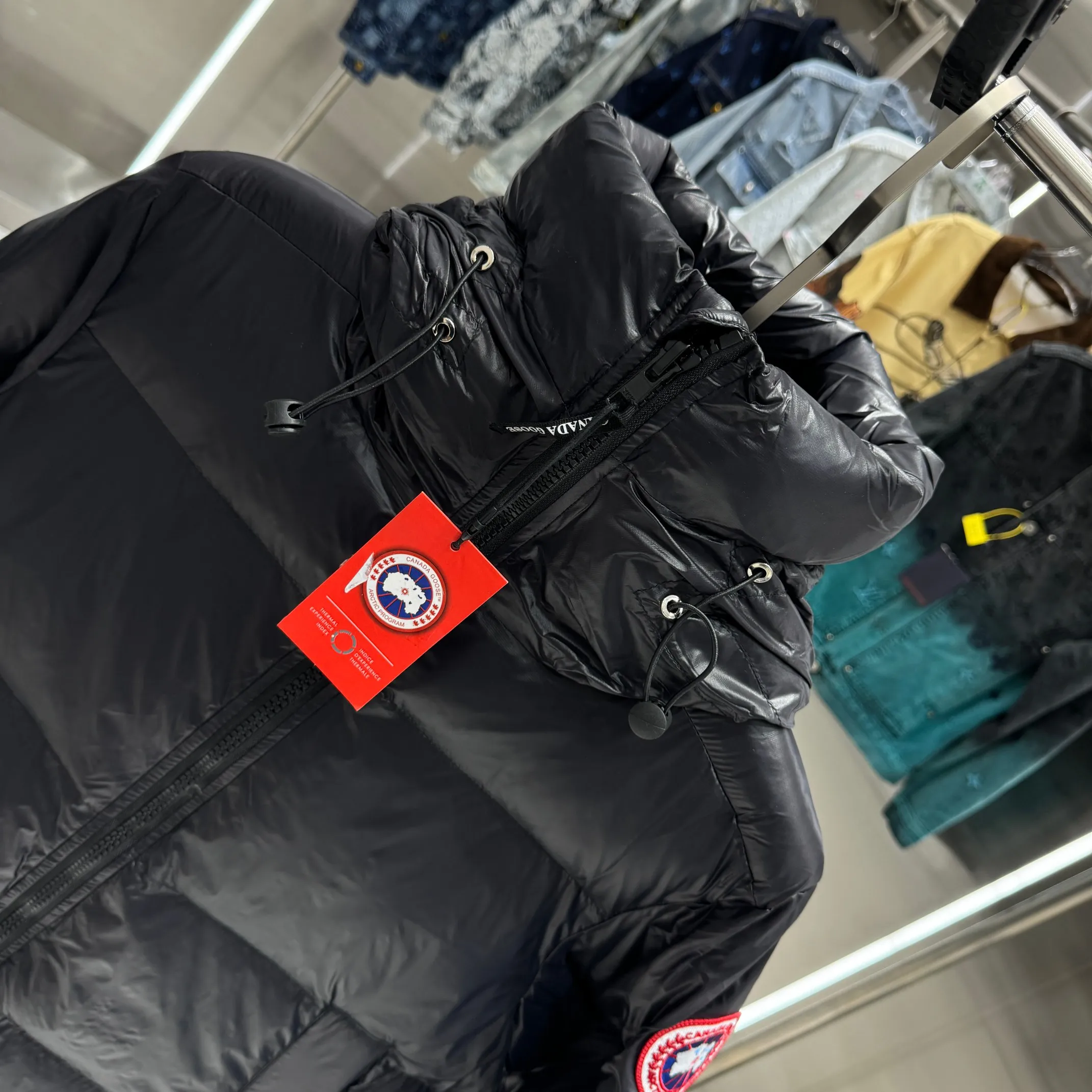 P500 𝘾𝘼𝙉𝘼𝘿𝘼 𝙂𝙊𝙊𝙎𝙀/Canada Goose Black Red Label Limited New Crofton Puff Down Jacket Pure Guangzhou Inspection 80 White Duck Down Filling‼  Top version, ceiling level‼ Crofton soft bread, the latest style in 2023, has a cold protection effect of up to level 4. It is made of recycled Feather-Light tear-resistant fabric. It is ultra-light and has no weight on the upper body at all! The unique black label highlights your temperament‼  Canada Goose, a Canadian brand, has always been recognized as the warmest down jacket. Various Instagram celebrities, Internet celebrities, and celebrities often wear it for street photos. I do Canada Goose every year, but I still can’t get rid of my love for geese. No matter how cold the winter is, there is no need to be afraid, because there are geese! Filled with 80% white duck down, Canada Goose is the legendary warmest down jacket and is known as a must-have for Arctic outdoor sports! The most popular down jacket in the world, celebrities are rushing to buy it, it is a must-have! Same style for men and women Color Black Size: M~XXL